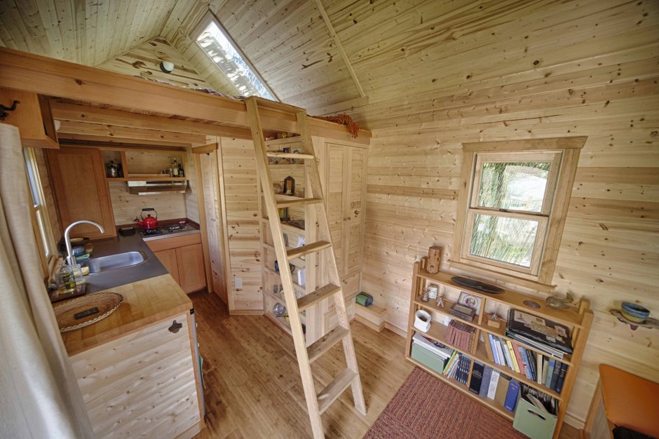 Маленький деревянный домик внутри