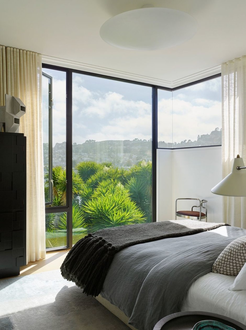 Интерьер спальни с панорамными окнами