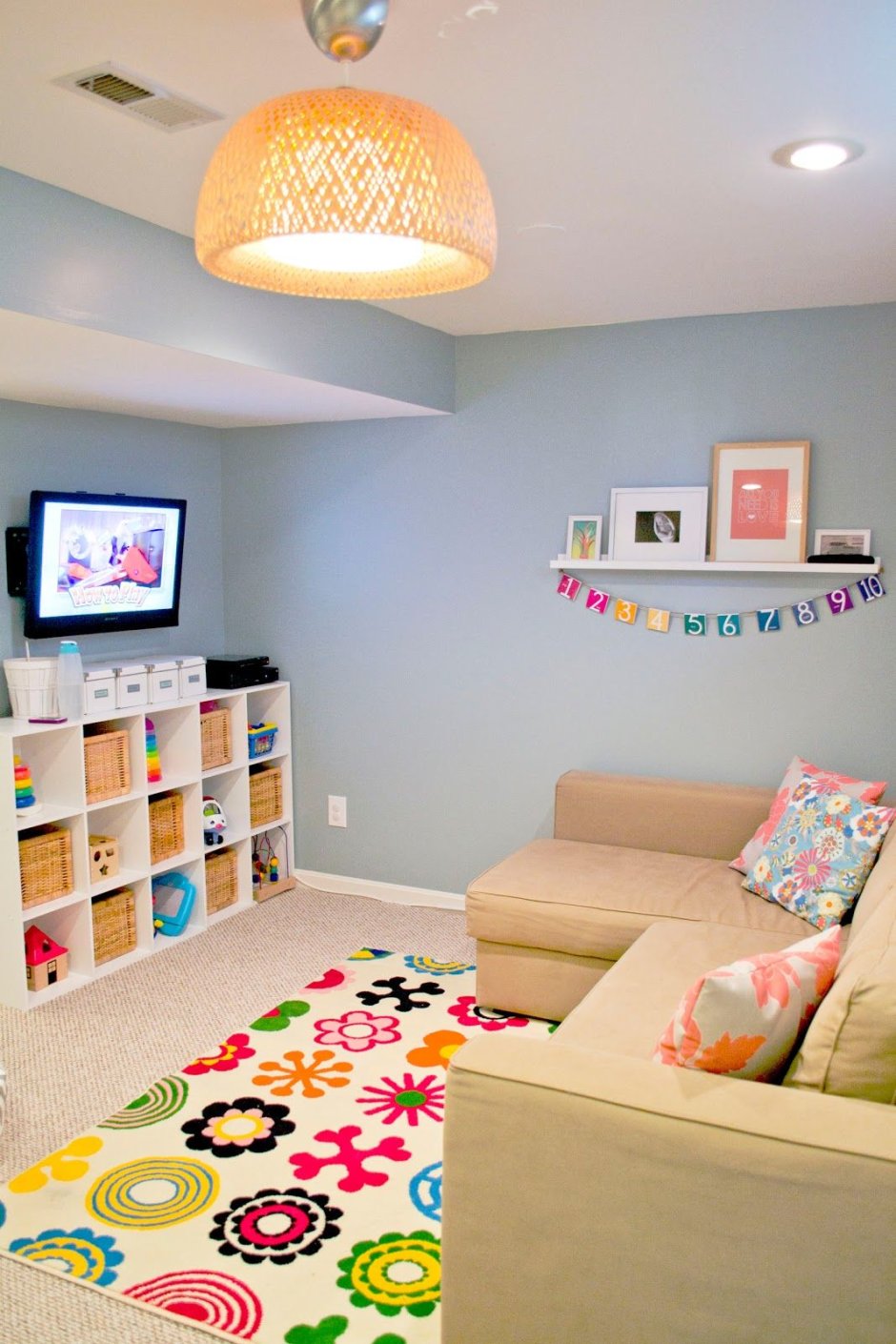 Интерьер детской комнаты с диваном
