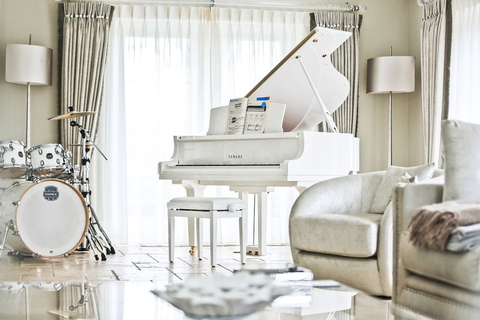 Белое пианино в интерьере гостиной