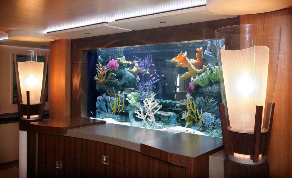 Большой аквариум в гостиной