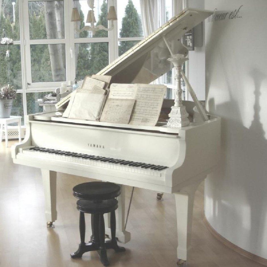 Комната с белым роялем