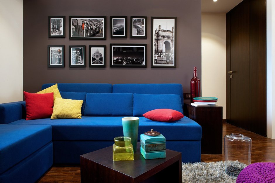 Интерьер комнаты с синим диваном