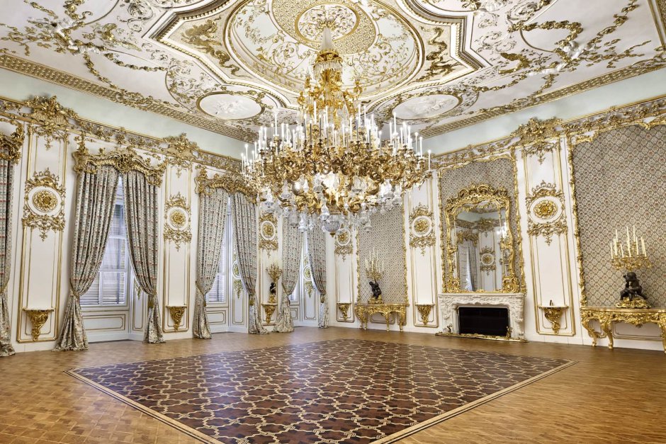 Интерьеры Меншиковский дворец белый бальный зал