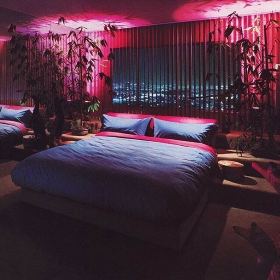Спальня с неоновой подсветкой