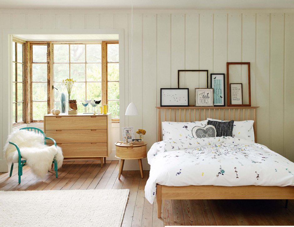 Спальня с деревянными элементами