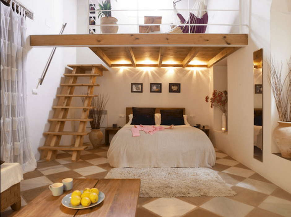 Спальня с высокими потолками