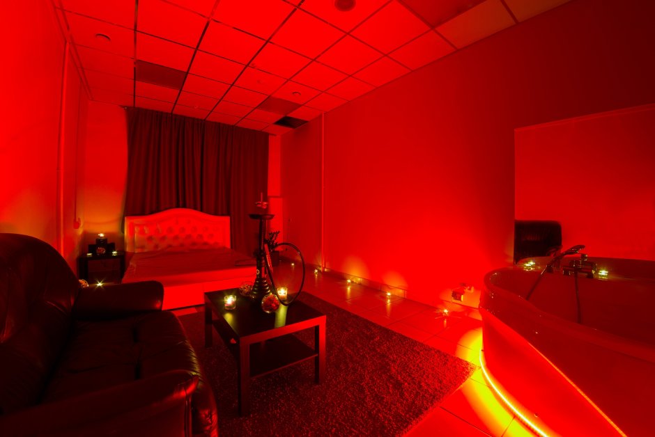 Комната с красной подсветкой