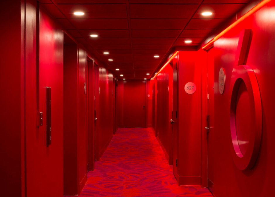 Красная комната ночью