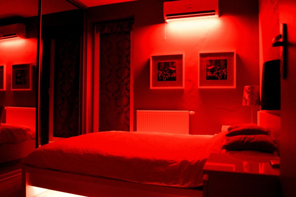 Темная спальня с красной подсветкой