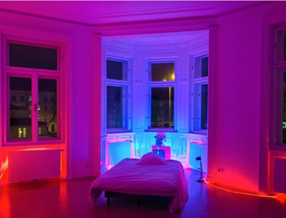 Комната с неоновой подсветкой