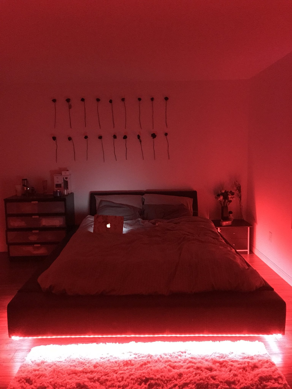 Красное освещение в комнате