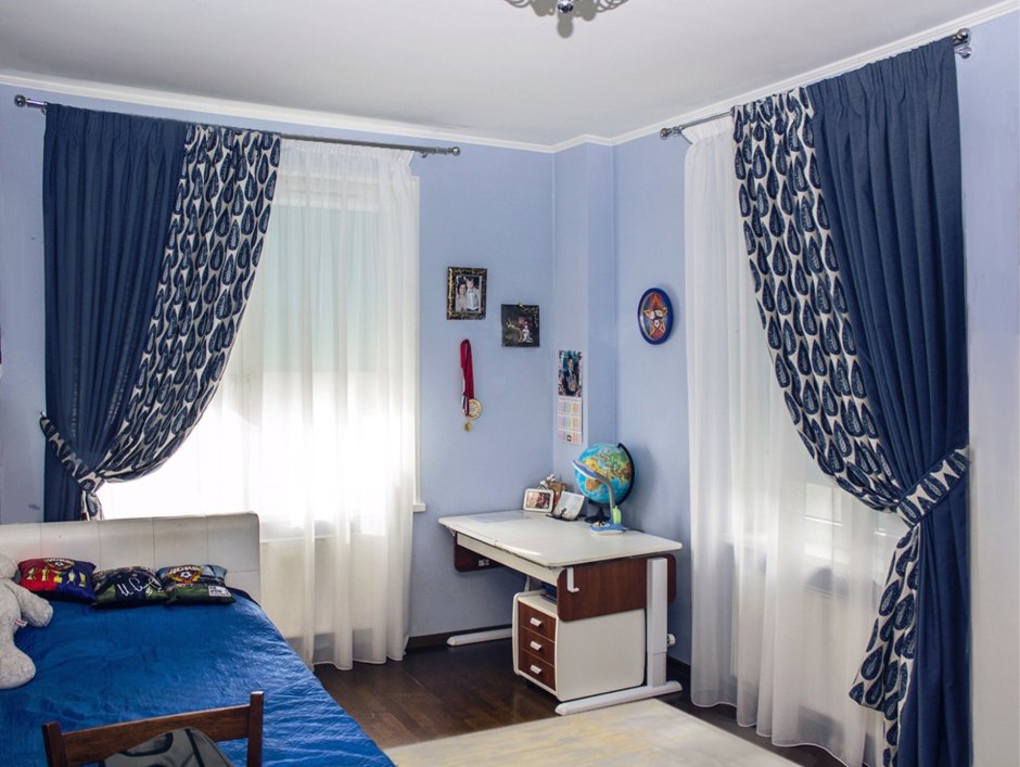 Комната для подростка мальчика с синими шторами