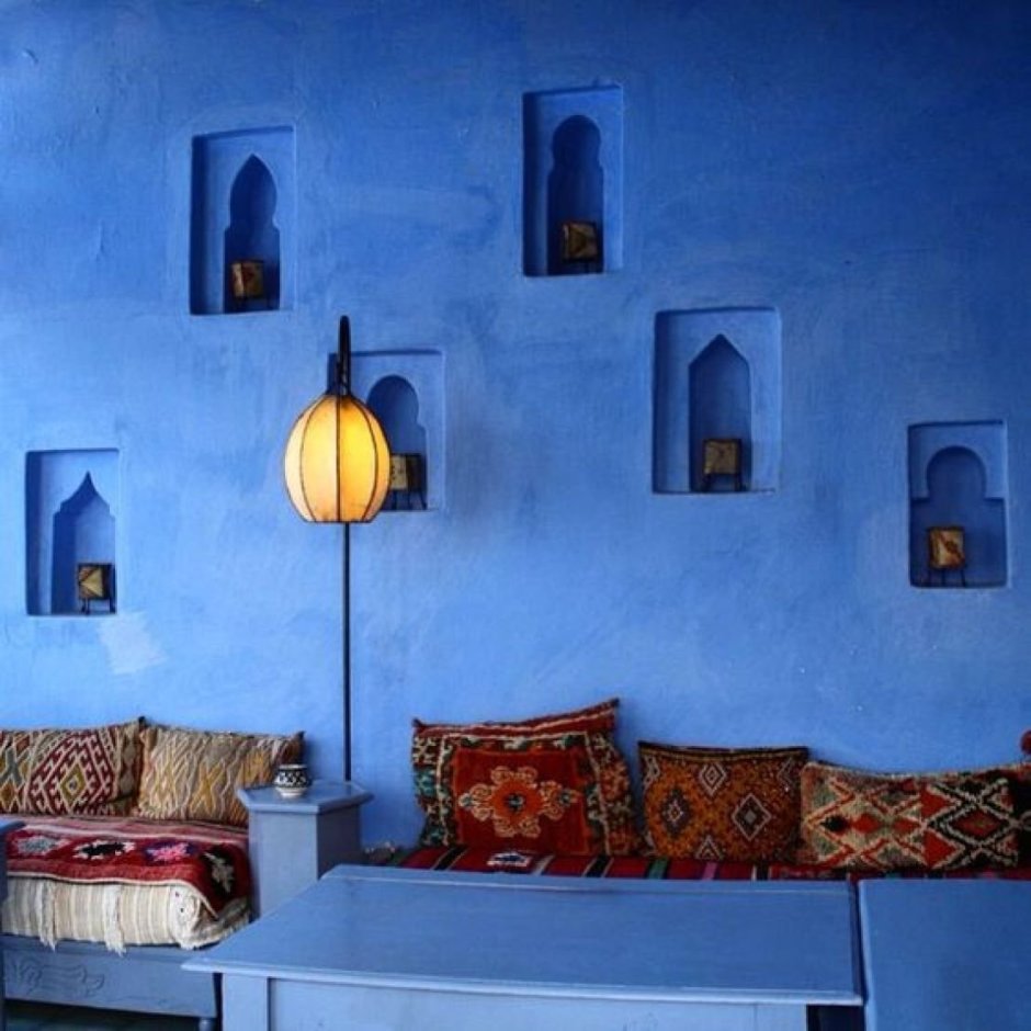 Ресторан марокканский стиль в синих и белых тонах