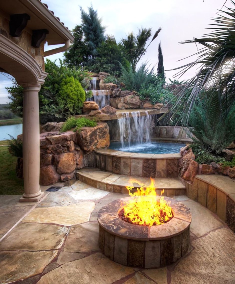 Красивый двор с фонтаном и бассейном