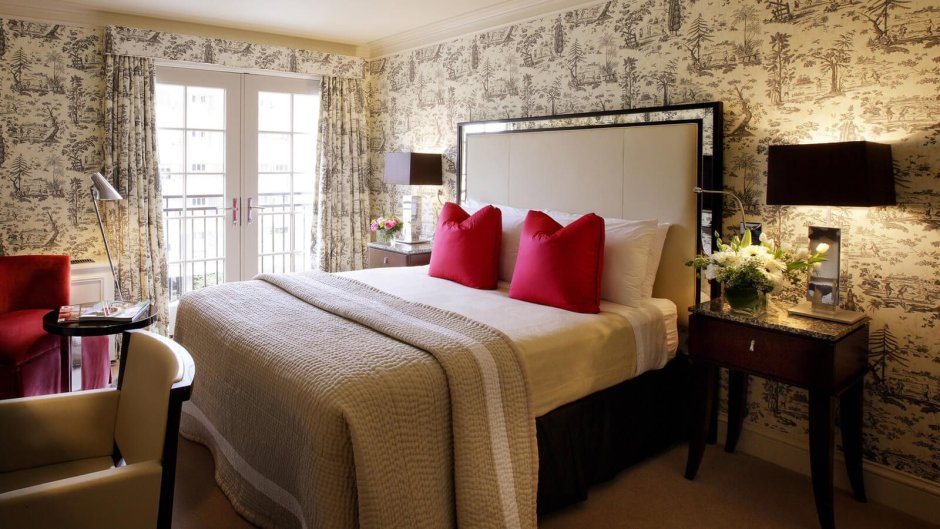 Спальня с кроватью и диваном