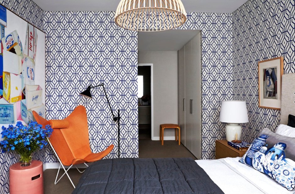 Гостиная с комбинированными обоями