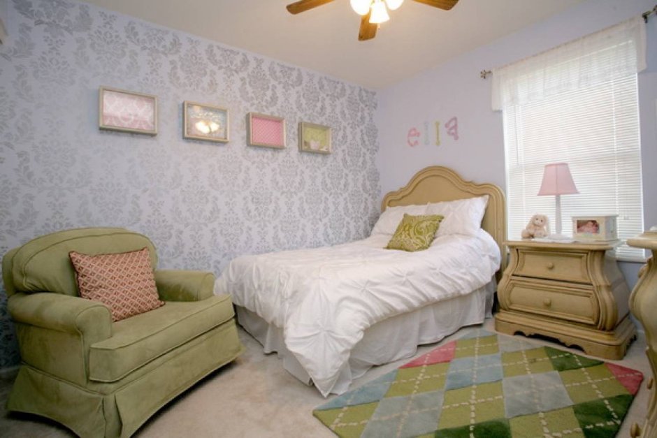 Комбинирование серых обоев в спальне