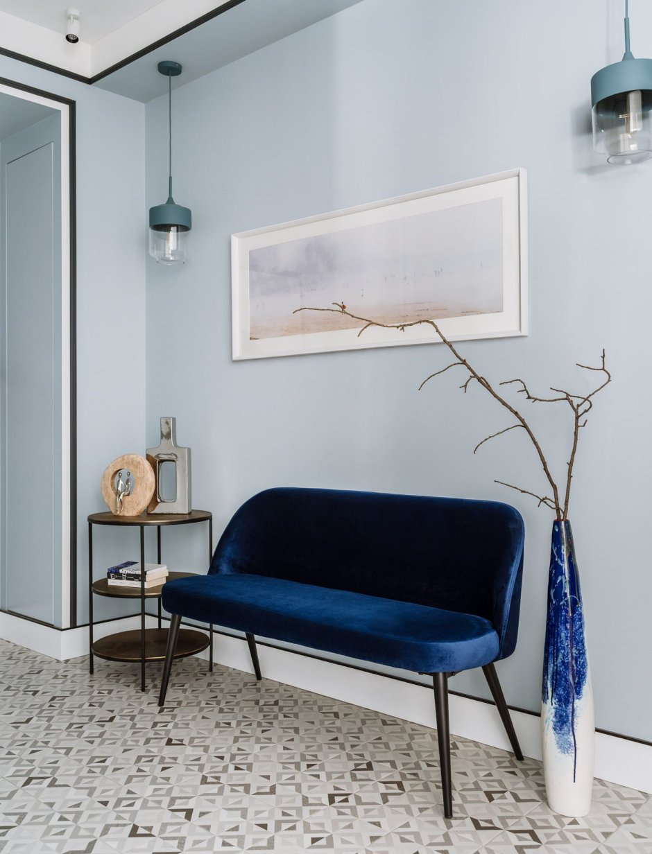 Синий диван в прихожей