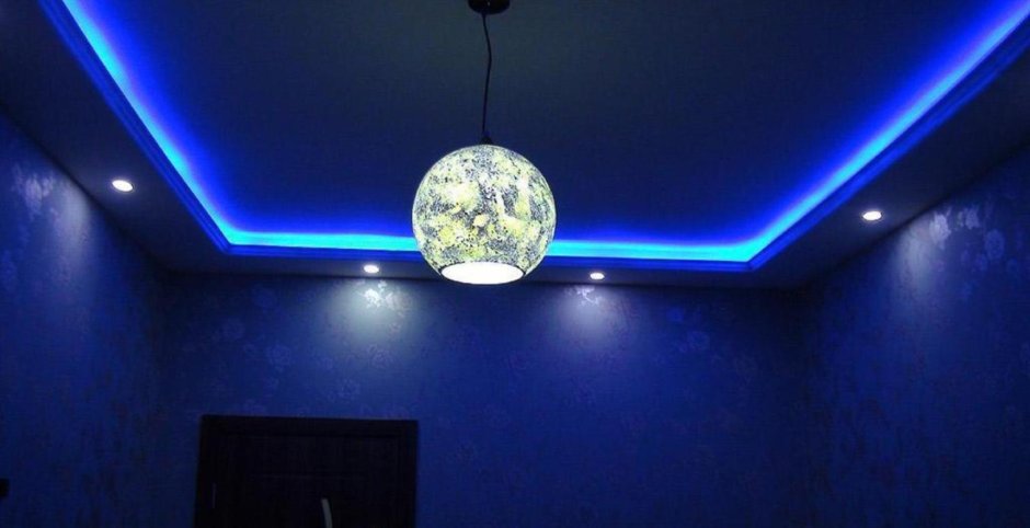 Черный натяжной потолок с синей подсветкой