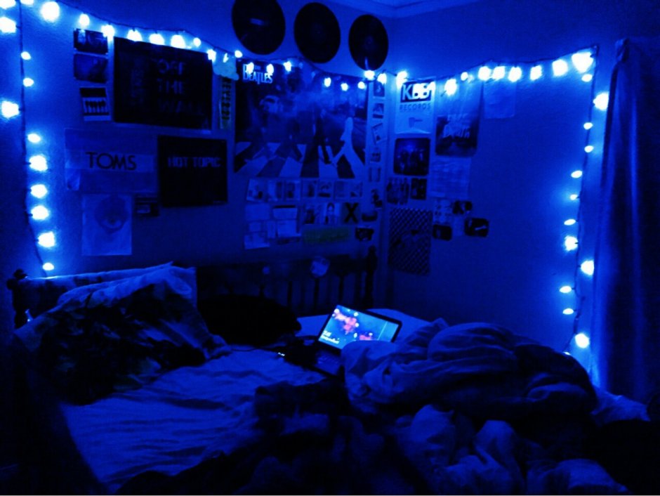 Комната с синей подсветкой для подростка