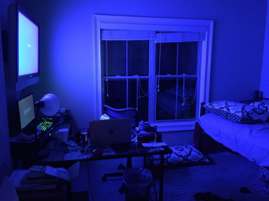 Синяя неоновая комната