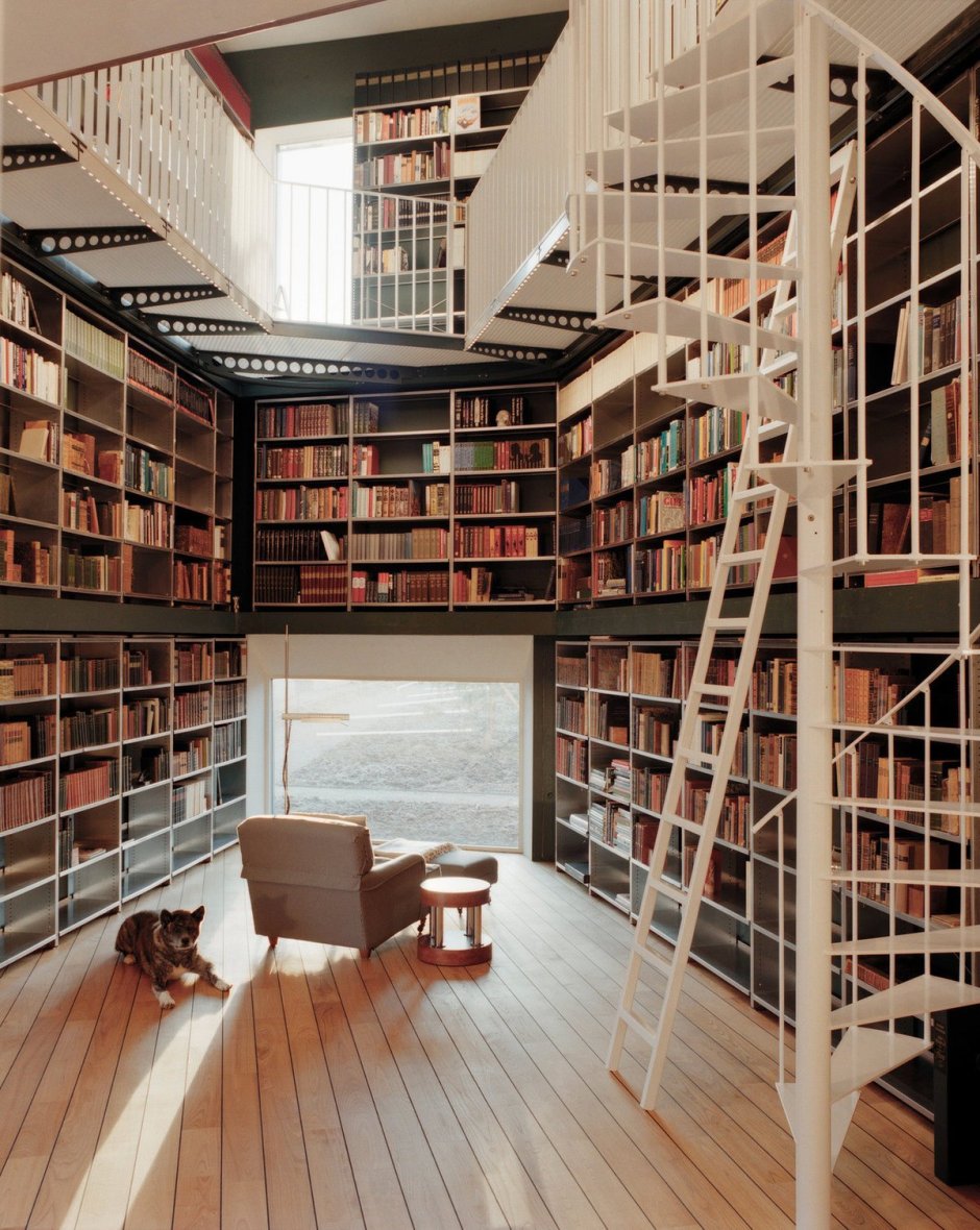 Книжные стеллажи в интерьере квартиры