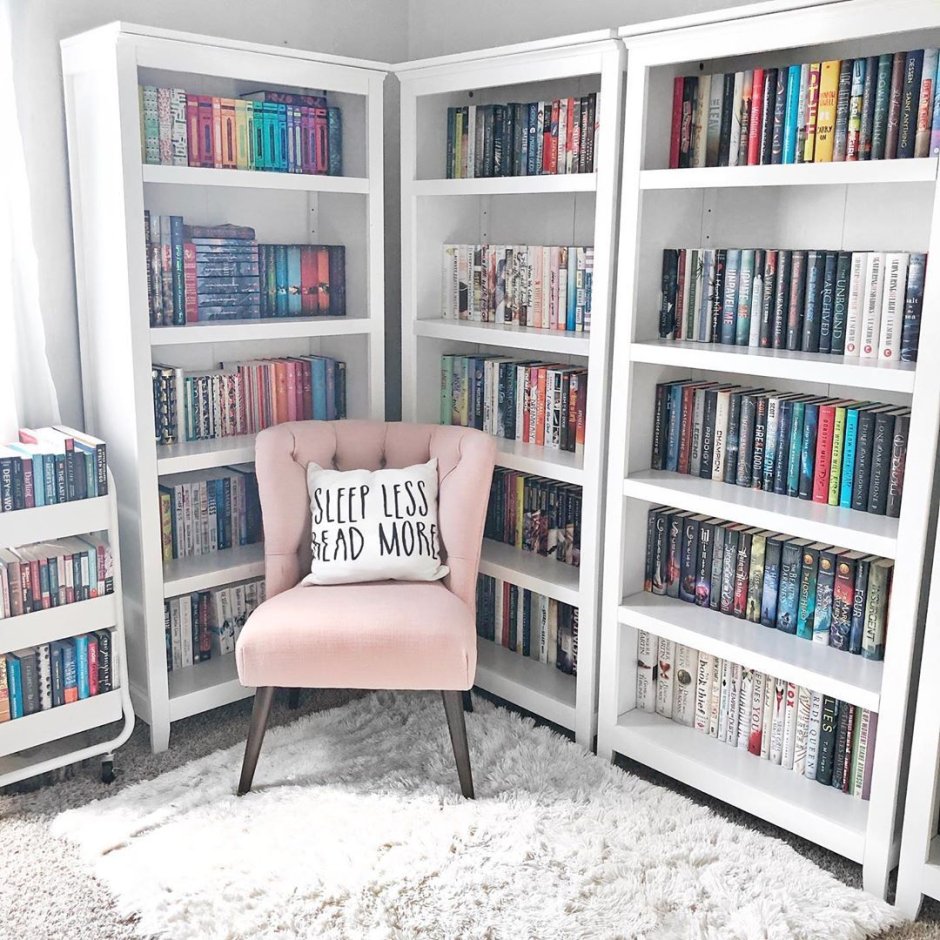 Комната с книжным шкафом