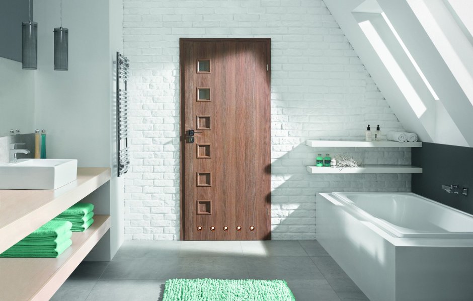 Деревянная дверь в ванную