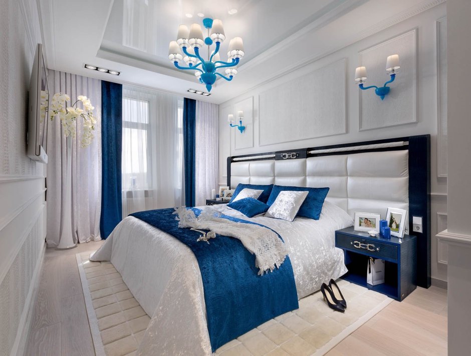 Спальня с балконом в серо голубом цвете