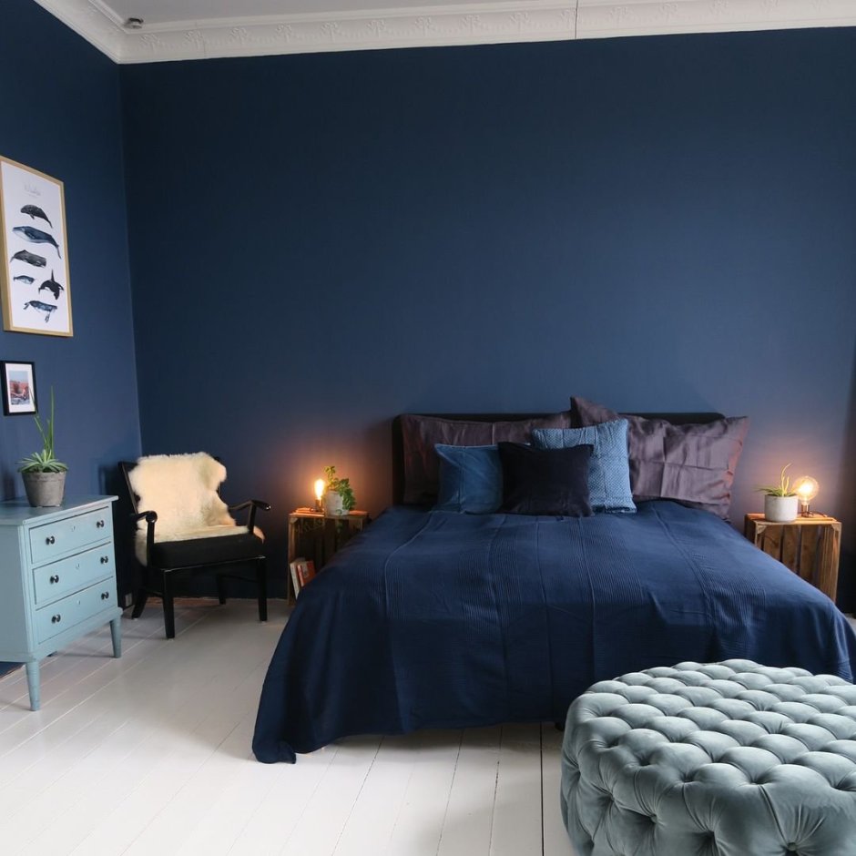 Синие стены синяя кровать