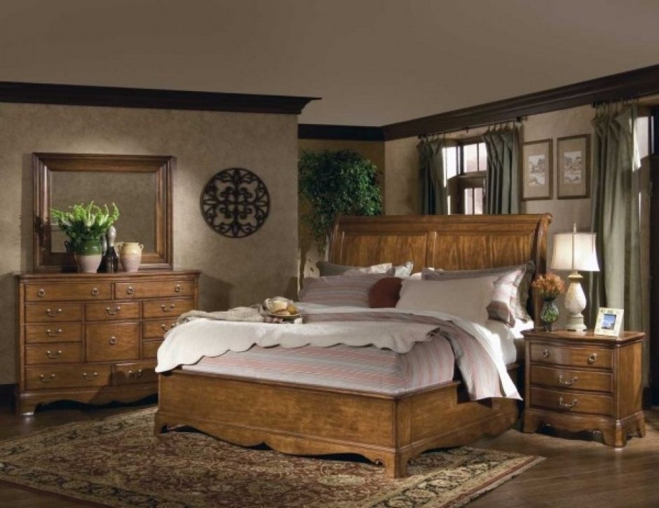 Интерьер спальни с деревянной мебелью