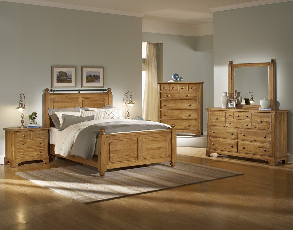 Спальня с деревянной мебелью