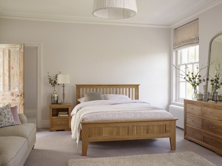 Светлая спальня с деревянной мебелью