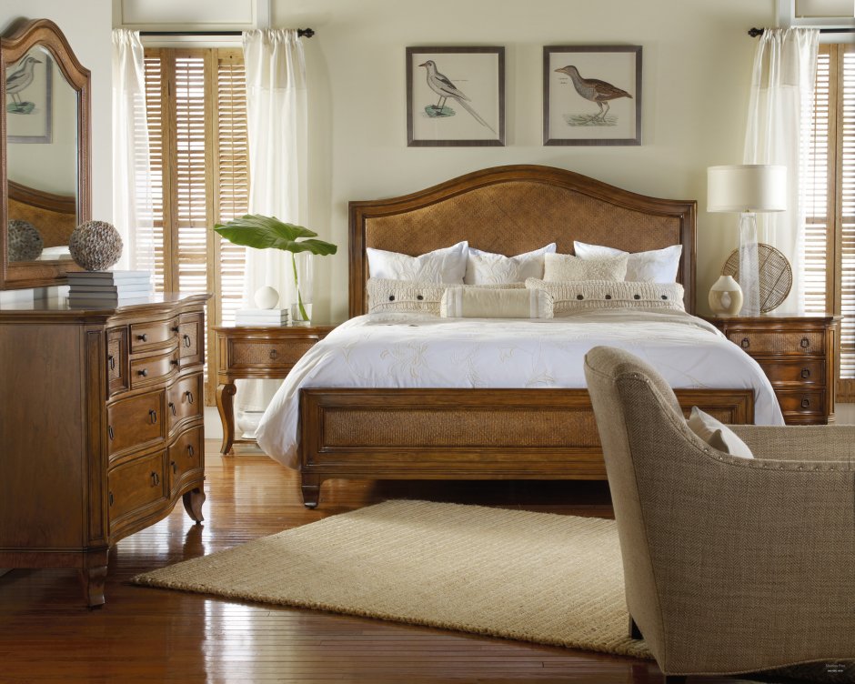 Интерьер спальни с деревянной кроватью