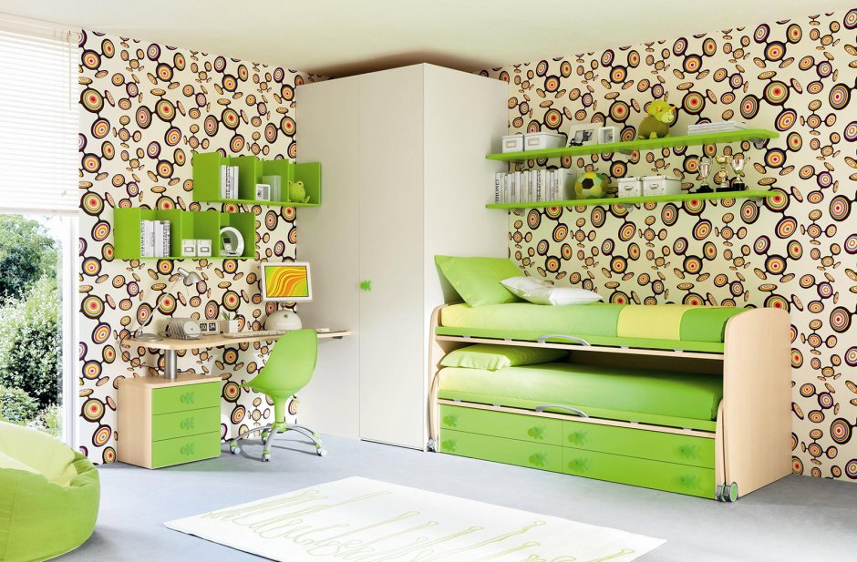 Детская комната с зелеными стенами