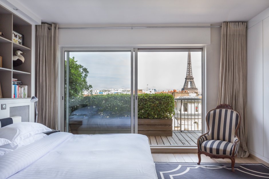 Спальня с французским окном на балкон