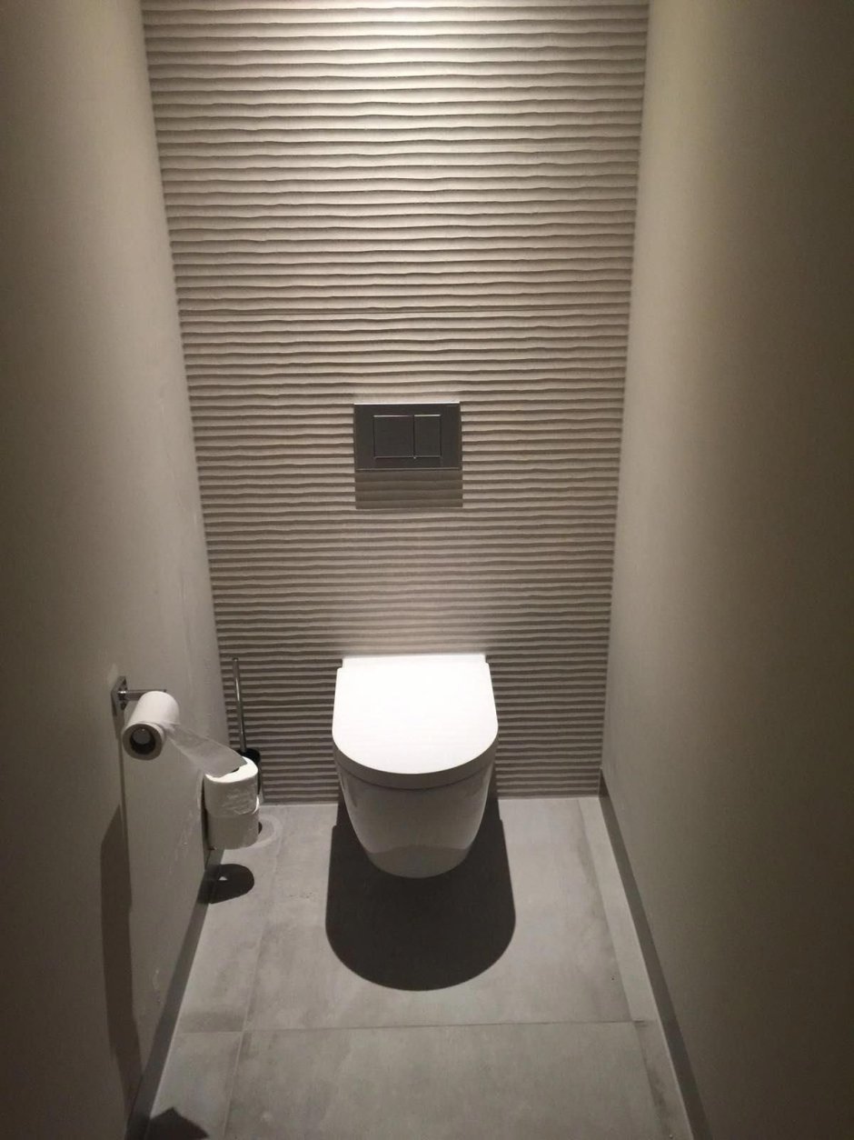 Черно-белый туалет с инсталляцией