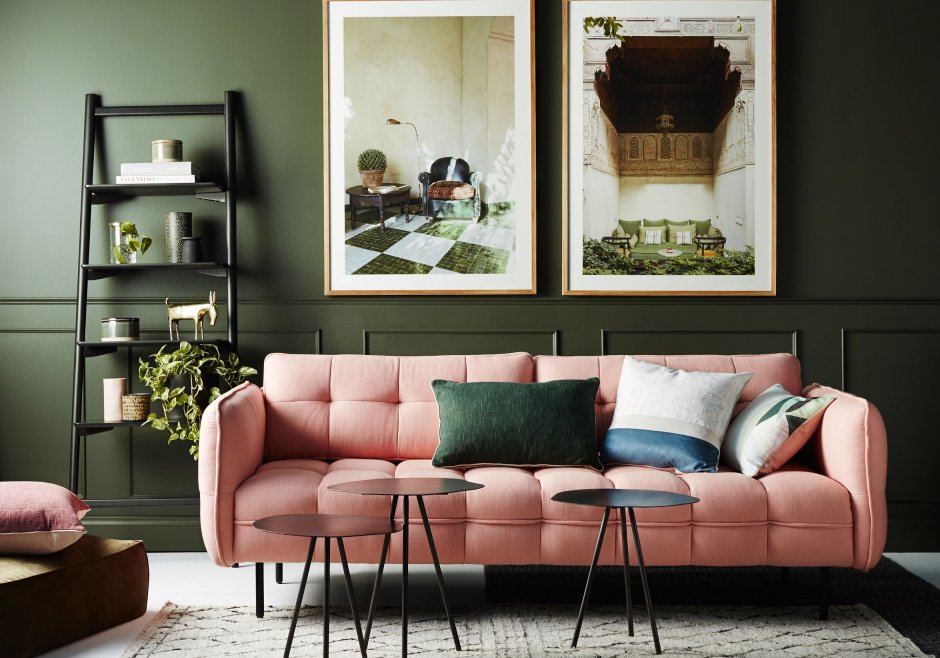 Коричневый диван с зелеными подушками в интерьере