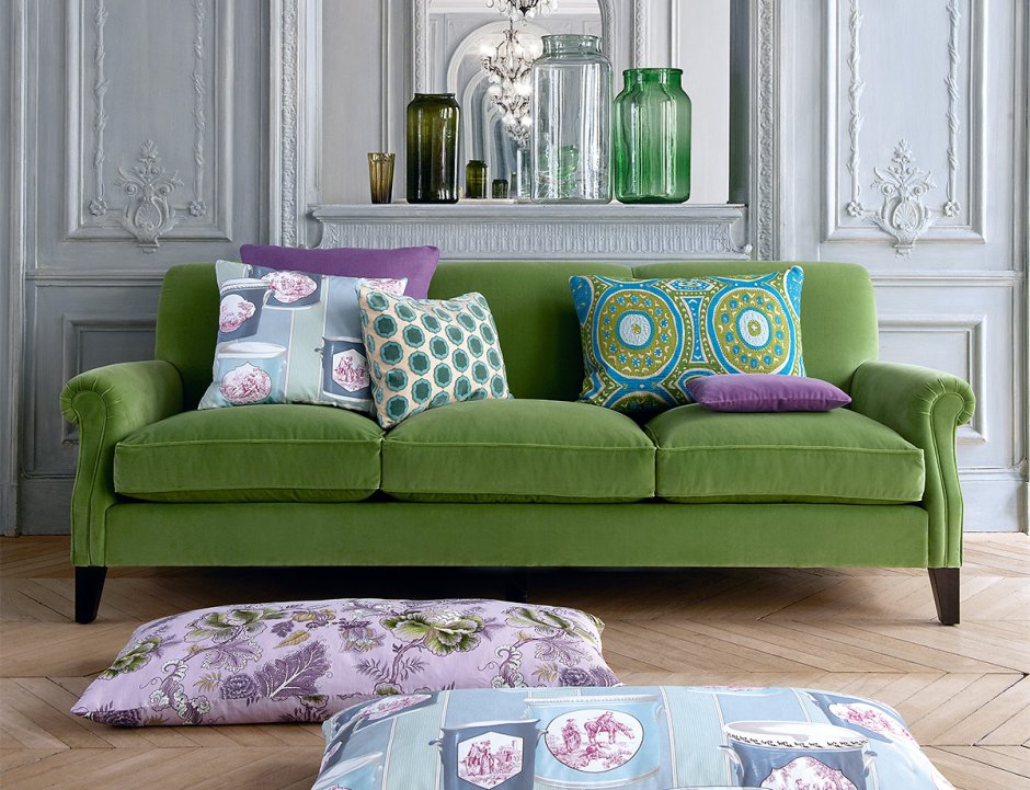 Зеленая подушка для дивана