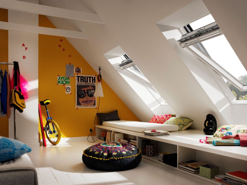 Комната для подростка с мансардным окном