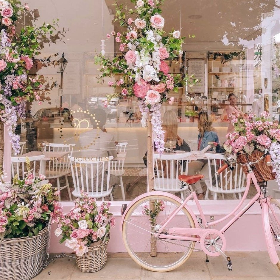 Интерьер в нежном стиле в цветочном магазине кафе