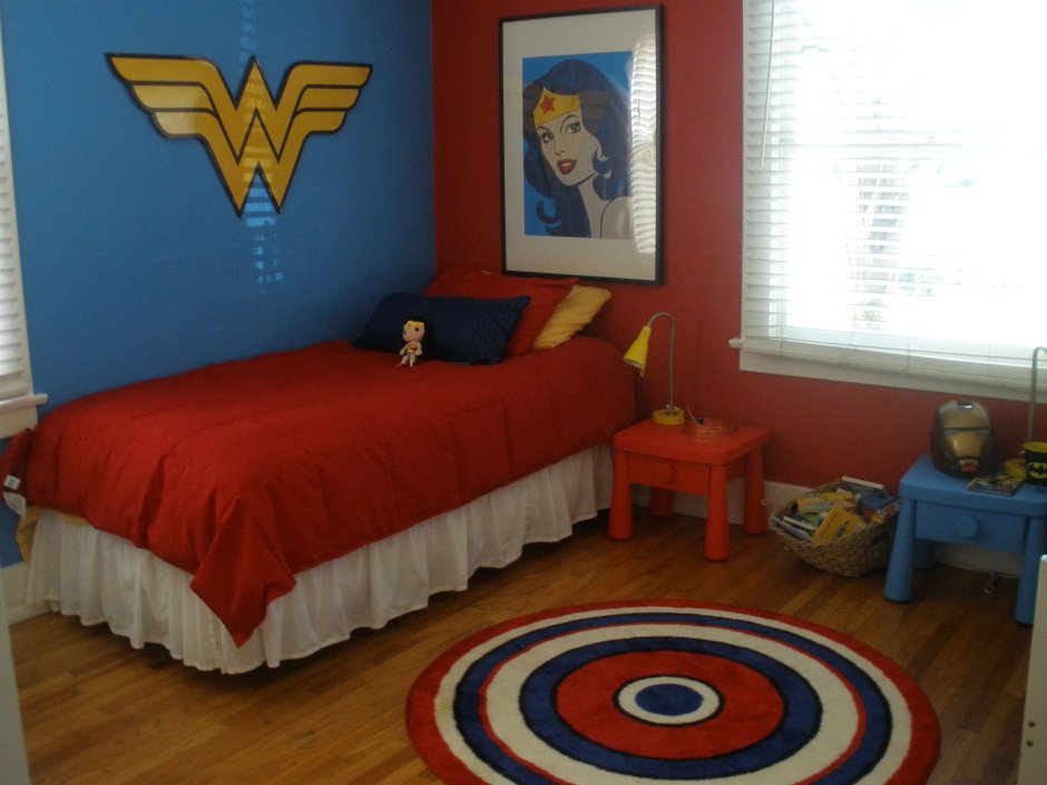 Супергерой комнате