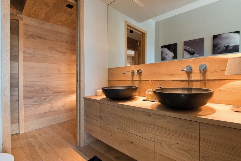 Серо деревянная ванная комната