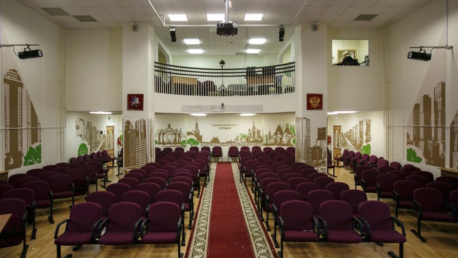 Интерьер актового зала в школе