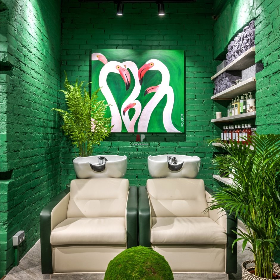 Интерьер парикмахерской в зеленом цвете