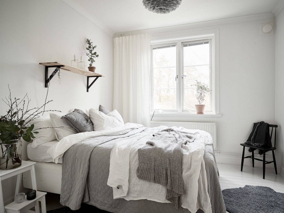 Маленькая спальня в скандинавском стиле с растительностью