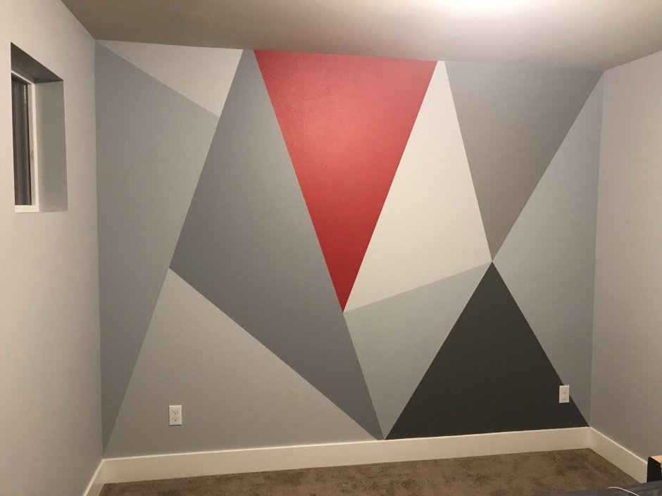 Покраска стен в бежевой геометрии