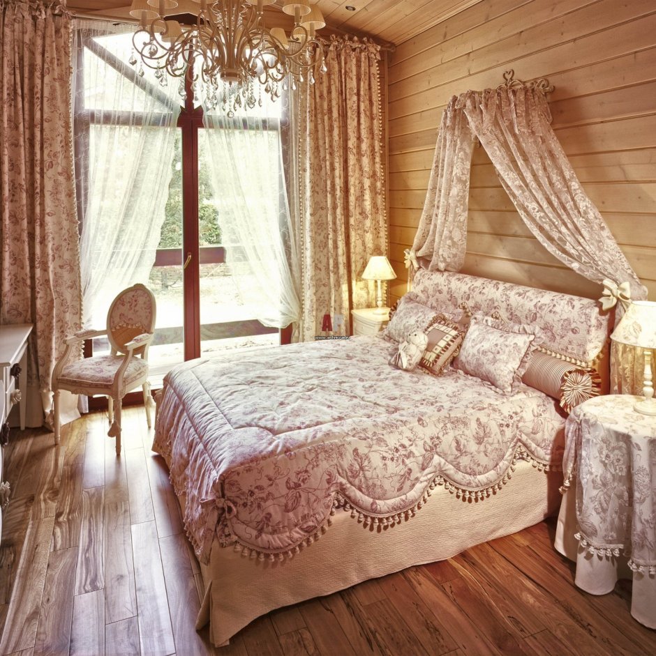 Гостиная в классическом стиле в деревянном доме