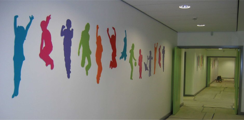 Декор стены в коридоре школы
